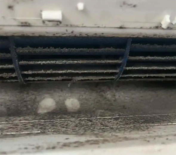 乌拉特前空调吹的风有股烧焦味是怎么回事